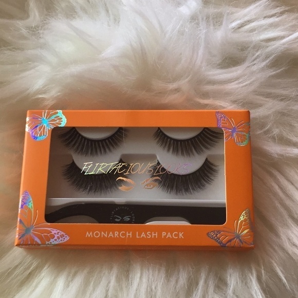 FLIRTACIOUS LOOKS COSMETICS - Picture 1 of 4